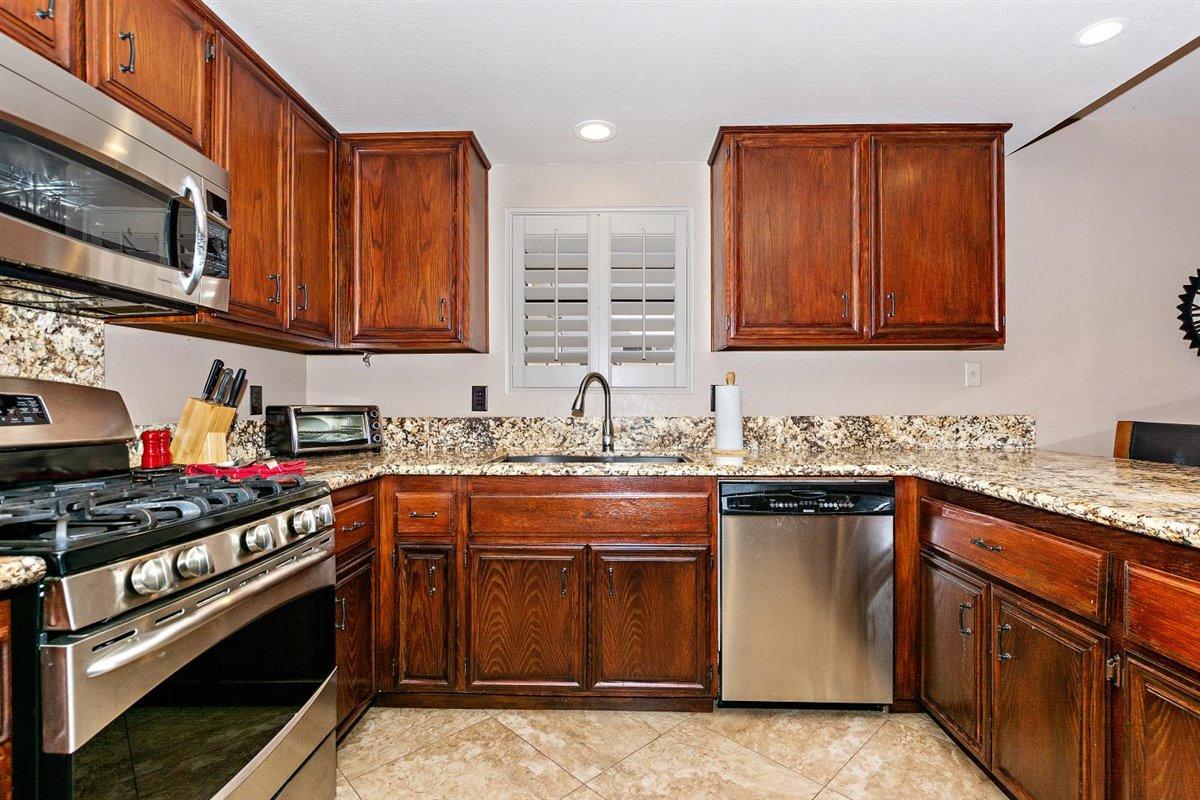 68360 Tortuga Road Cathedral City, CA 92234 - Photo 6 of 29 08-Kitchen