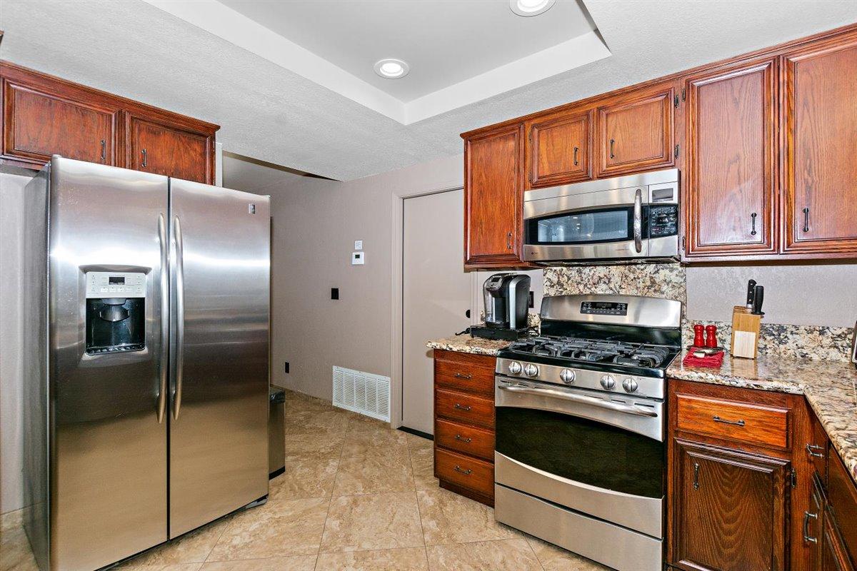 68360 Tortuga Road Cathedral City, CA 92234 - Photo 7 of 29 09-Kitchen