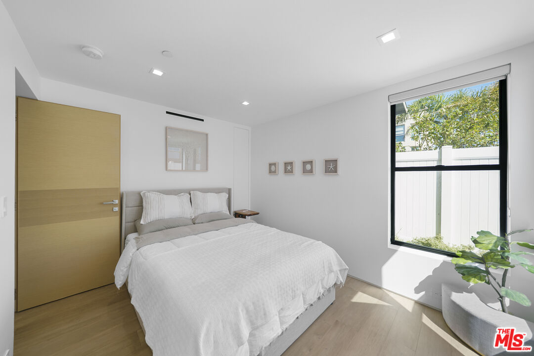 1500 Ocean Drive Oxnard, CA 93035 - Photo 16 of 75 a bedroom with a large bed and a potted plant