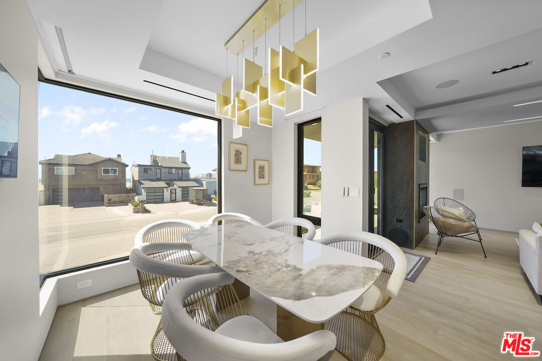 1500 Ocean Drive Oxnard, CA 93035 - Photo 31 of 75 a living room with furniture and a large window