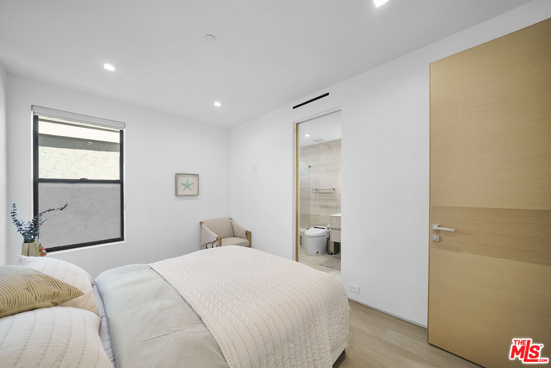 1500 Ocean Drive Oxnard, CA 93035 - Photo 38 of 75 a bedroom with a bed and a mirror