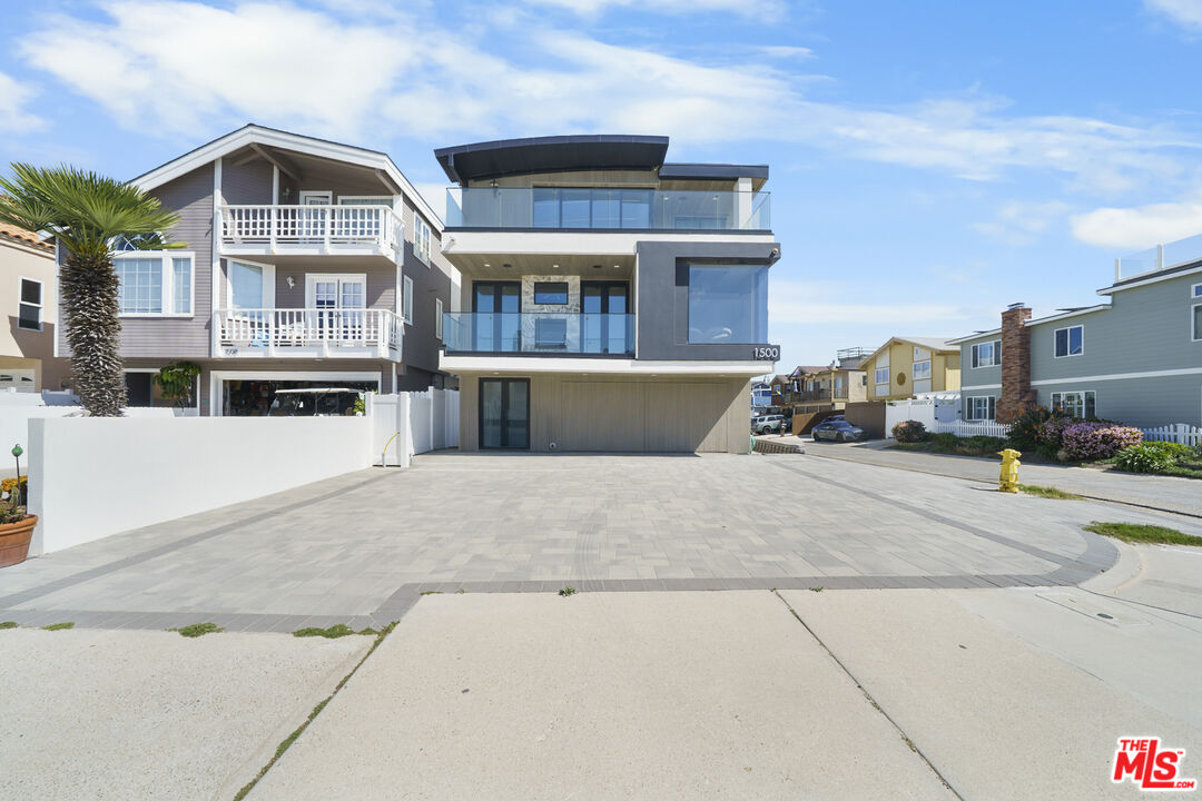 1500 Ocean Drive Oxnard, CA 93035 - Photo 5 of 75 a front view of a house with a yard