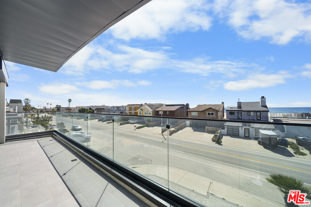 1500 Ocean Drive Oxnard, CA 93035 - Photo 58 of 75 a view of a terrace with seating space