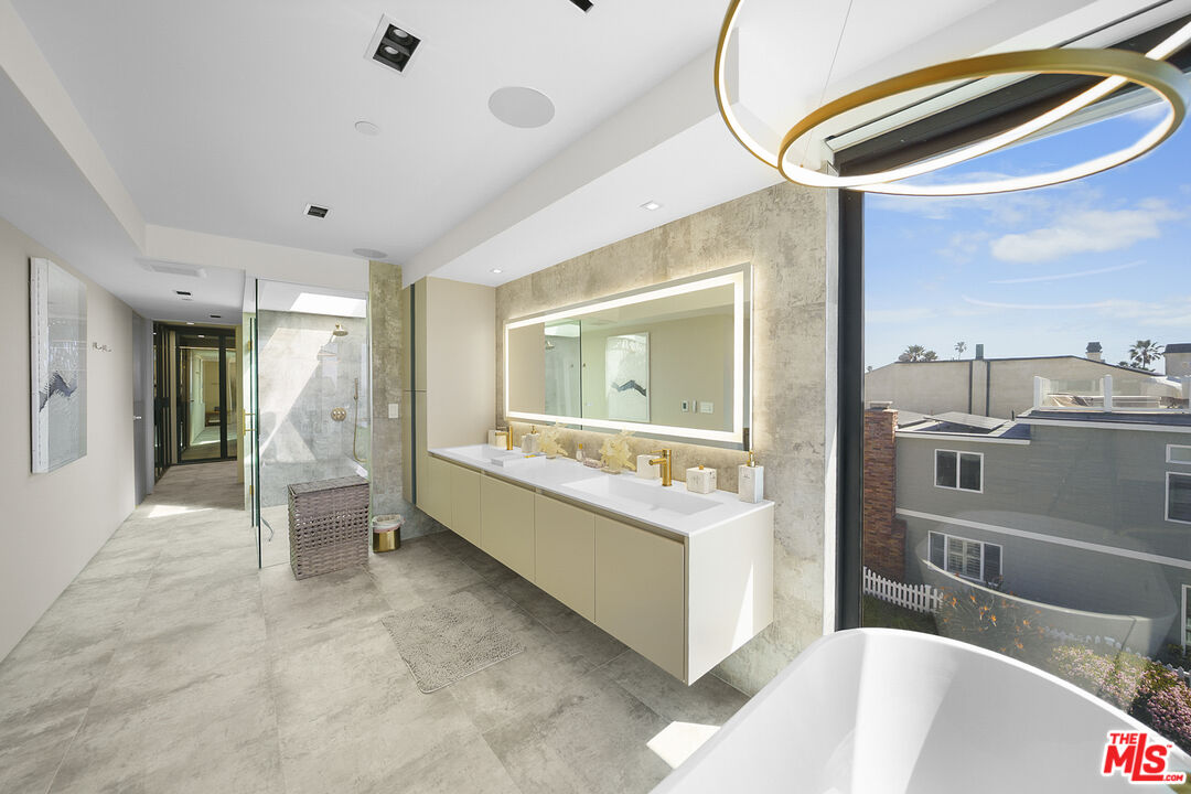 1500 Ocean Drive Oxnard, CA 93035 - Photo 61 of 75 a large bathroom with a large tub and sink