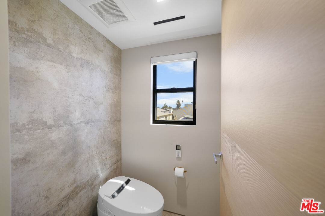 1500 Ocean Drive Oxnard, CA 93035 - Photo 64 of 75 a bathroom with a toilet sink and mirror