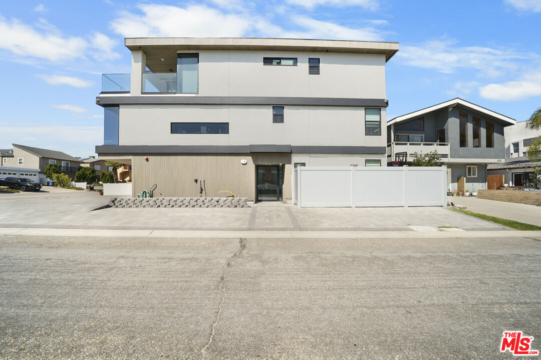 1500 Ocean Drive Oxnard, CA 93035 - Photo 7 of 75 front view of a house with a street