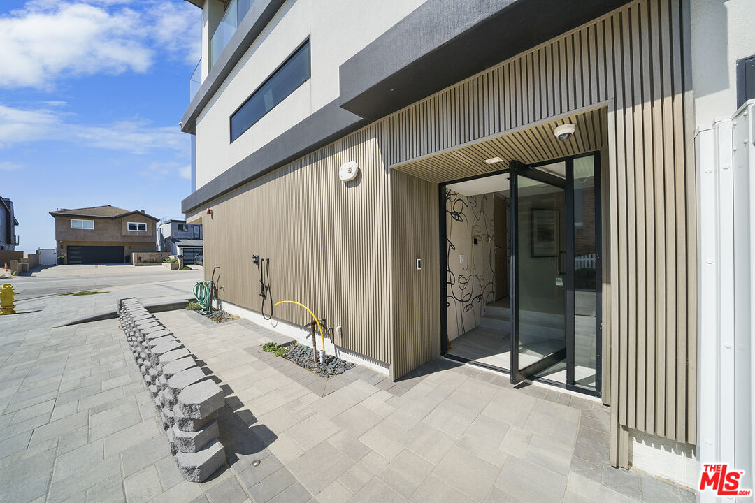 1500 Ocean Drive Oxnard, CA 93035 - Photo 9 of 75 a view of a hallway with seating space