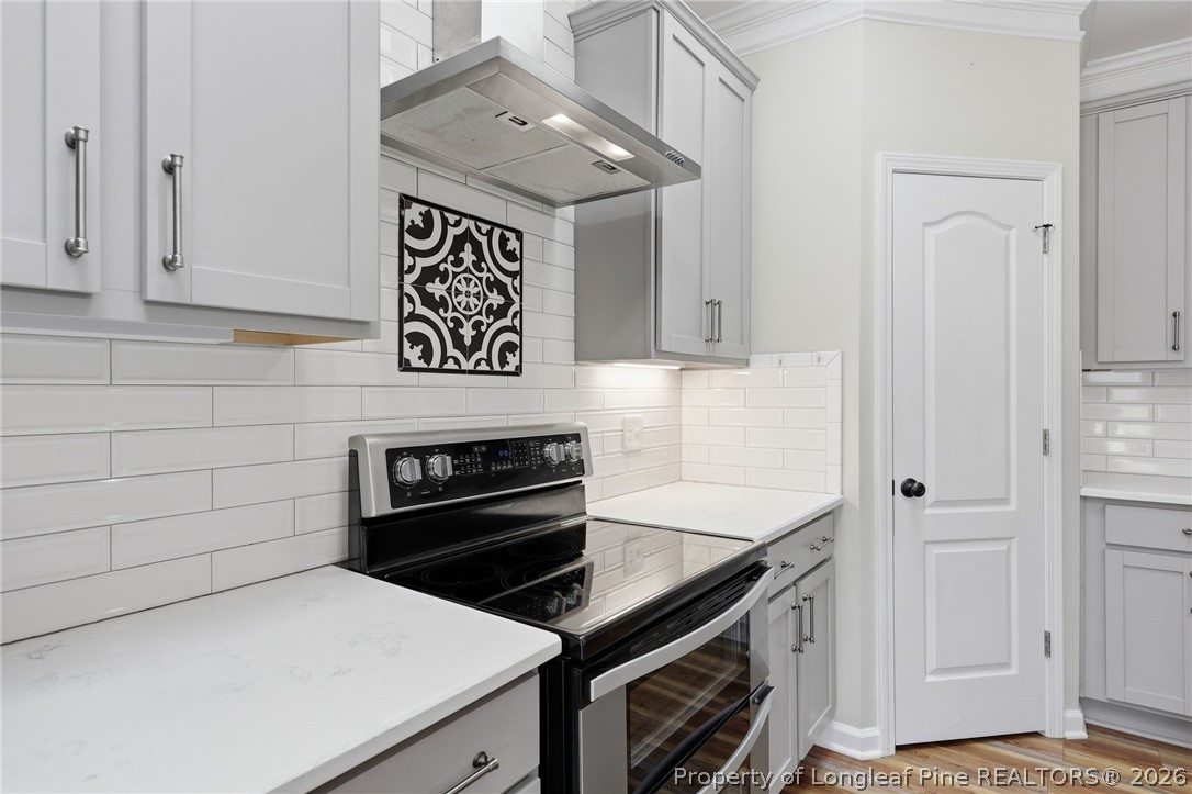 33 Colonist Place Cameron, NC 28326 - Photo 18 of 47 a kitchen with a stove and a refrigerator