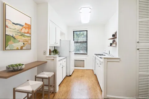 $320,000 | 90 Schenck Avenue, Unit 2L, Great Neck, NY 11021