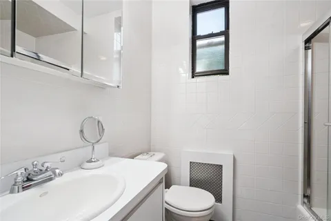 $320,000 | 90 Schenck Avenue, Unit 2L, Great Neck, NY 11021