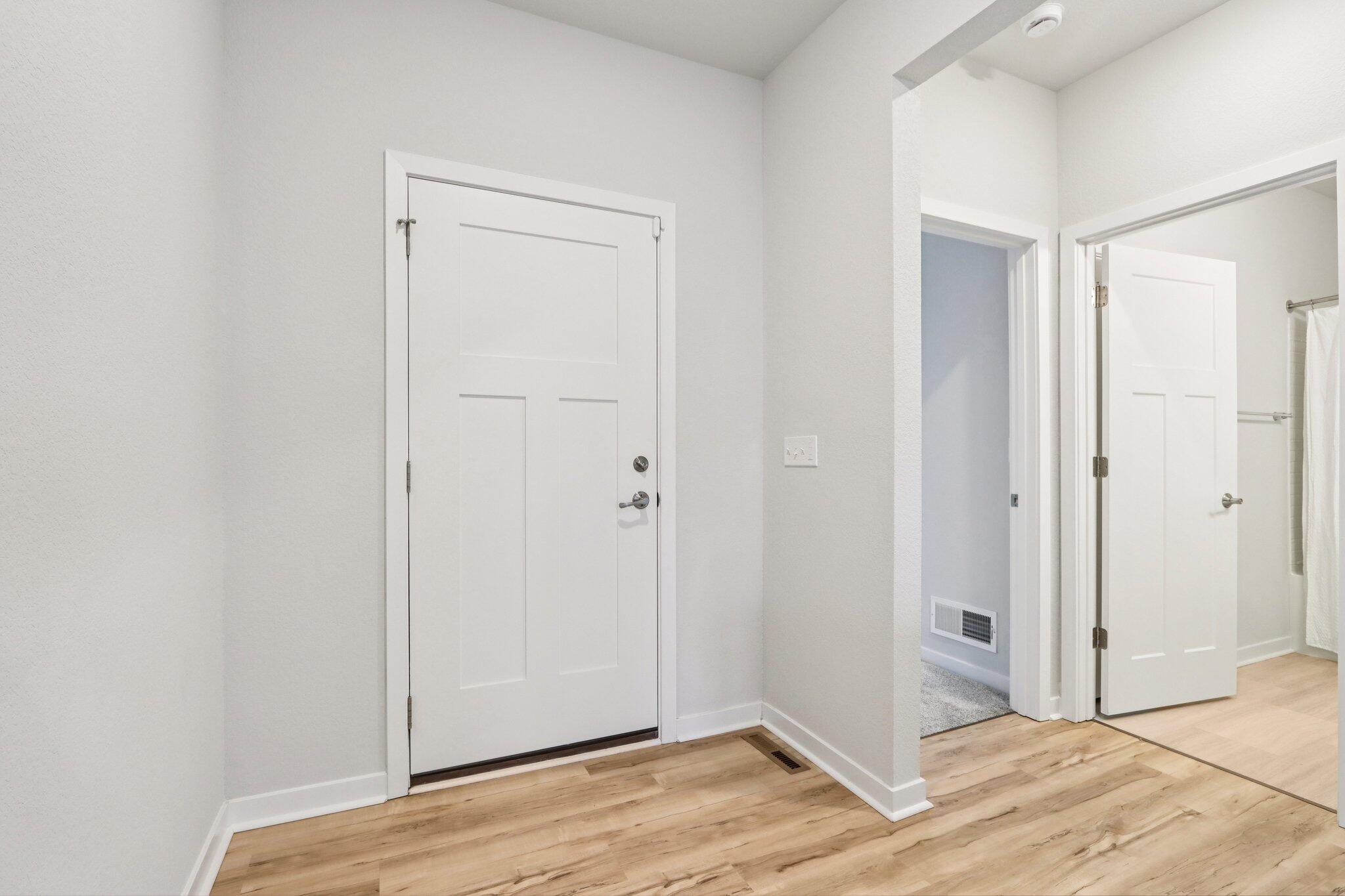 4329 19th Street Kenosha, WI 53144 - Photo 3 of 36 Foyer