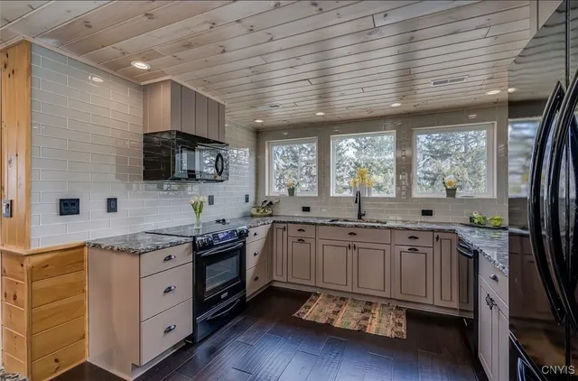 $599,000 | 37000 Rock Beach Road North, Cape Vincent, NY 13624