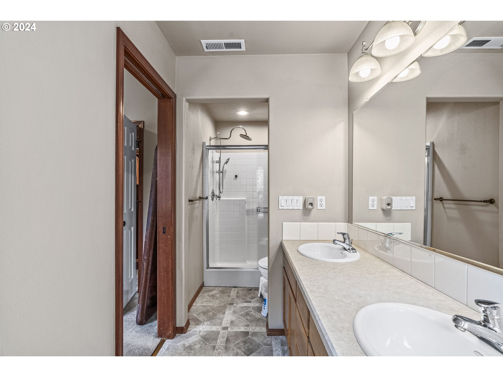 145 Ruby Court Kelso, WA 98626 - Photo 22 of 35 a bathroom with a sink vanity granite tub and shower