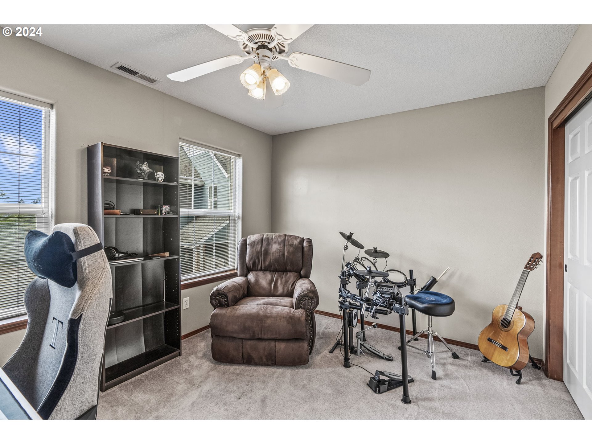 145 Ruby Court Kelso, WA 98626 - Photo 23 of 35 a living room with furniture and a window