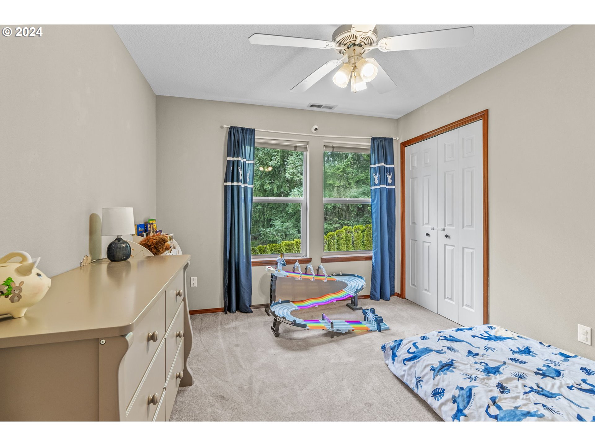 145 Ruby Court Kelso, WA 98626 - Photo 24 of 35 a living room with a bed furniture and a window