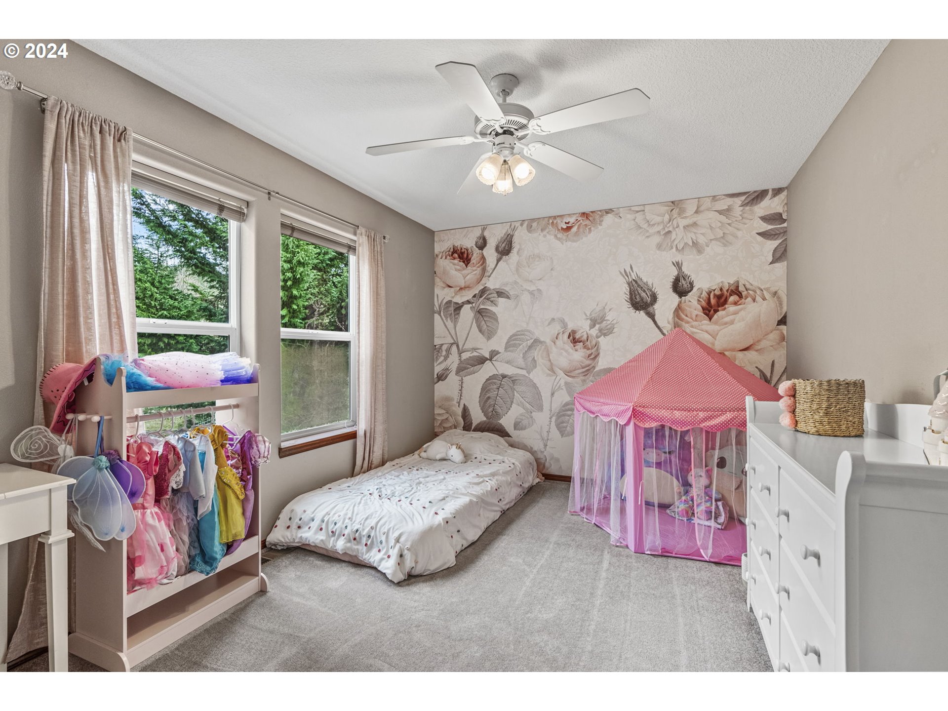 145 Ruby Court Kelso, WA 98626 - Photo 25 of 35 a bedroom with a bed a chandelier and a with a bed