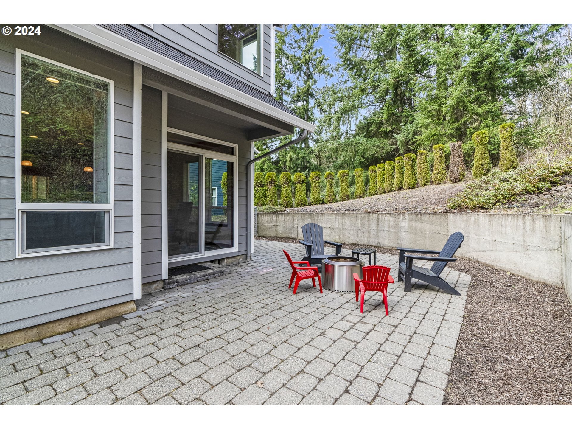 145 Ruby Court Kelso, WA 98626 - Photo 32 of 35 an outdoor sitting area with a table and chairs