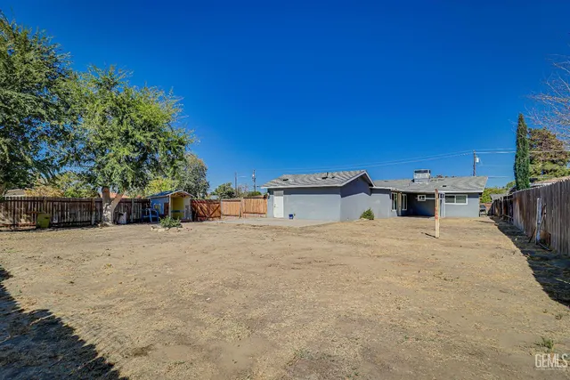a view of back yard of the house