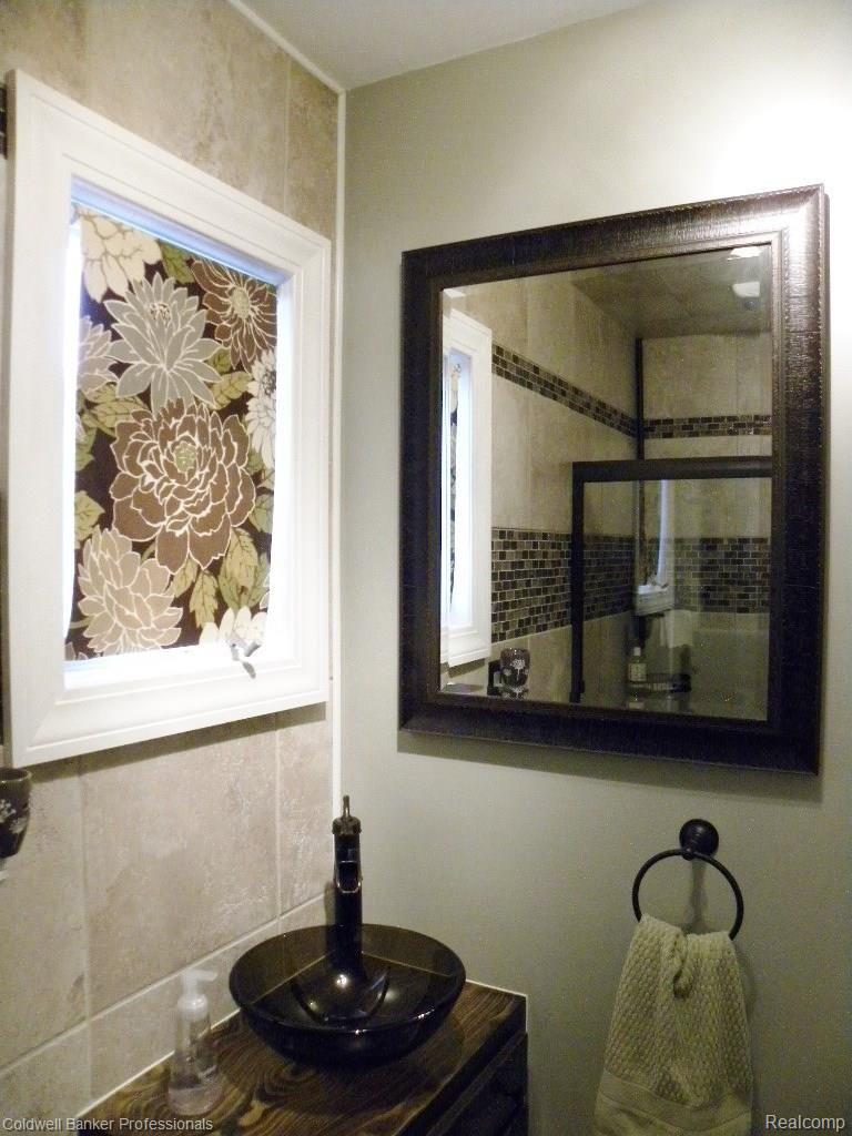 24660 Taft Road Novi, MI 48375 - Photo 11 of 17 TAFT 24660 BATH2.jpg