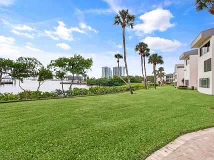 $470,000 | 1660 12 Oaks Way, Unit 303, North Palm Beach, FL 33408