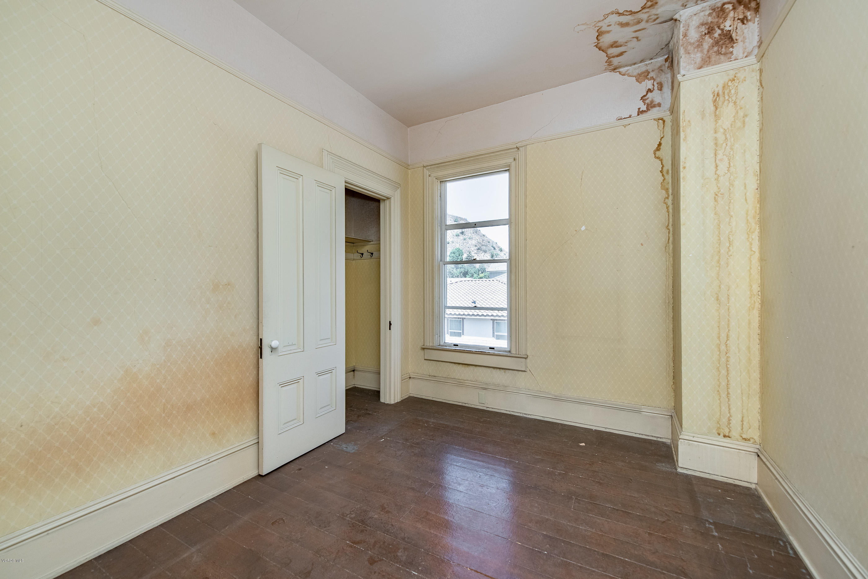 1226 Ojai Road Santa Paula, CA 93060 - Photo 30 of 73 an empty room with wooden floor and windows