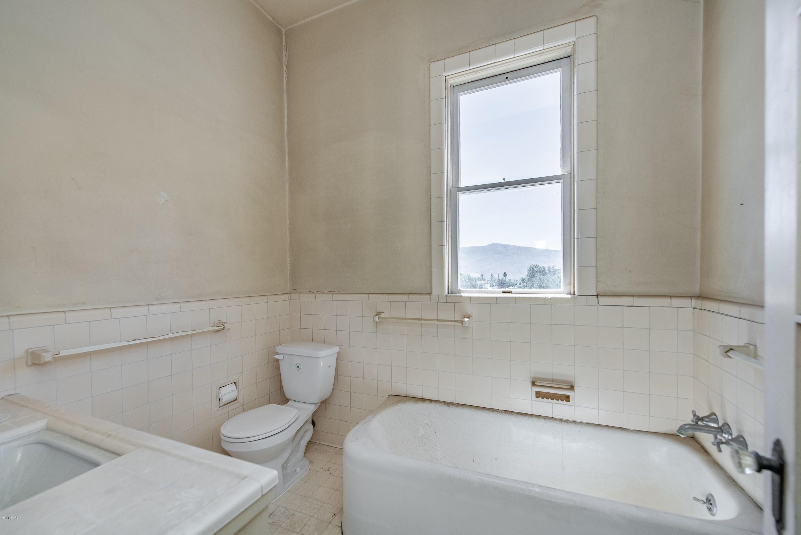 1226 Ojai Road Santa Paula, CA 93060 - Photo 35 of 73 a bathroom with a toilet a sink and bathtub