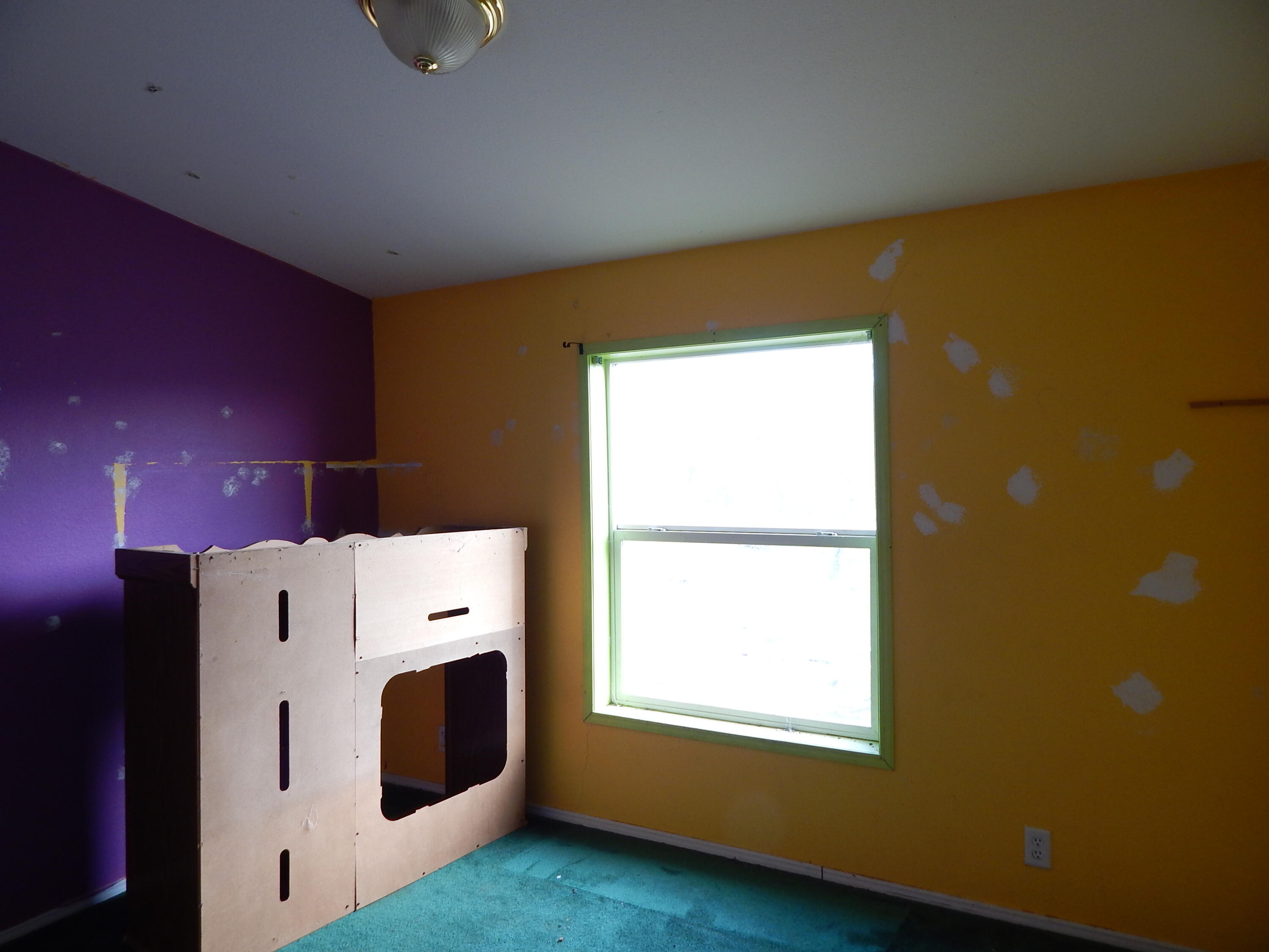 20555 Sawyer Road Shady Cove, OR 97539 - Photo 11 of 16 A little paint and carpet will do it!