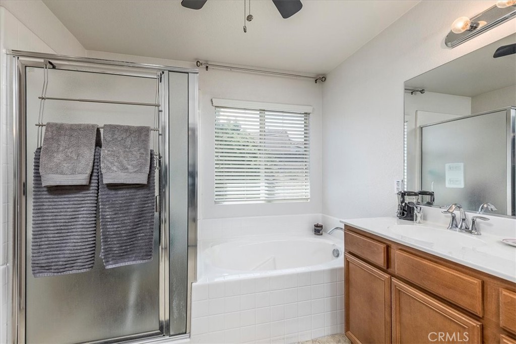 28984 Escalante Road Menifee, CA 92587 - Photo 19 of 40 Shower and separate tub