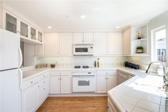 $925,000 | 1525 Artesia Boulevard, Unit B, Manhattan Beach, CA 90266