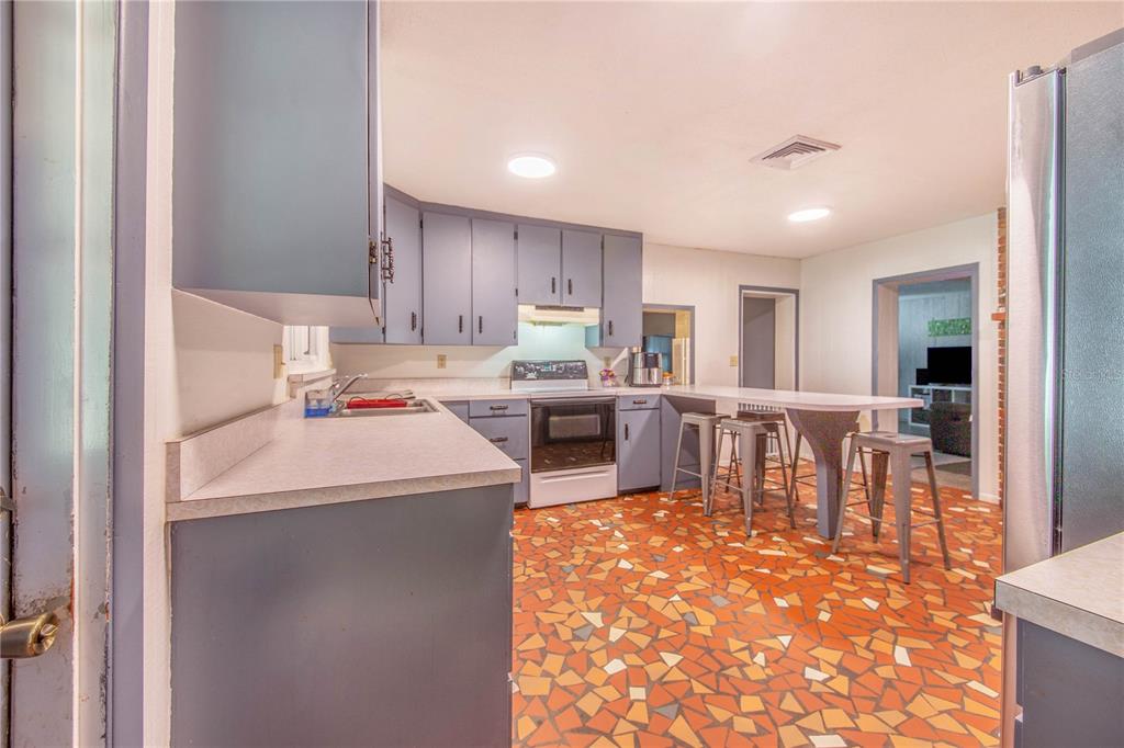 308 Granada Road Auburndale, FL 33823 - Photo 8 of 37 a kitchen with lots of counter top space
