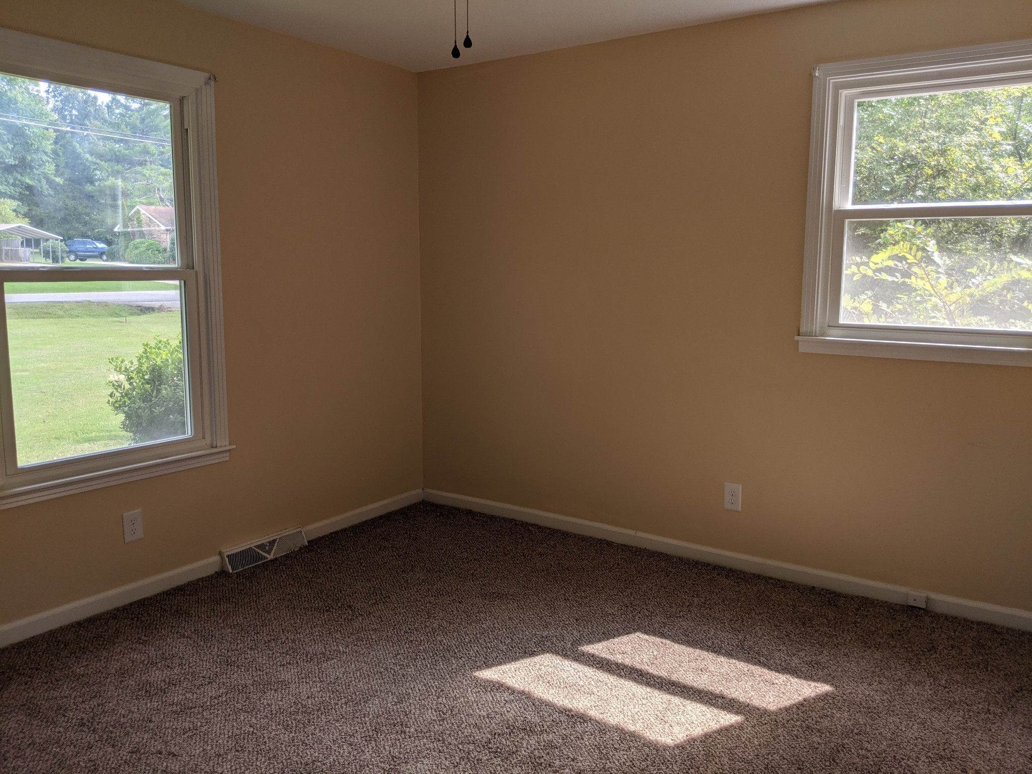 544 Bryan Road Clarksville, TN 37043 - Photo 8 of 14 an empty room with a window
