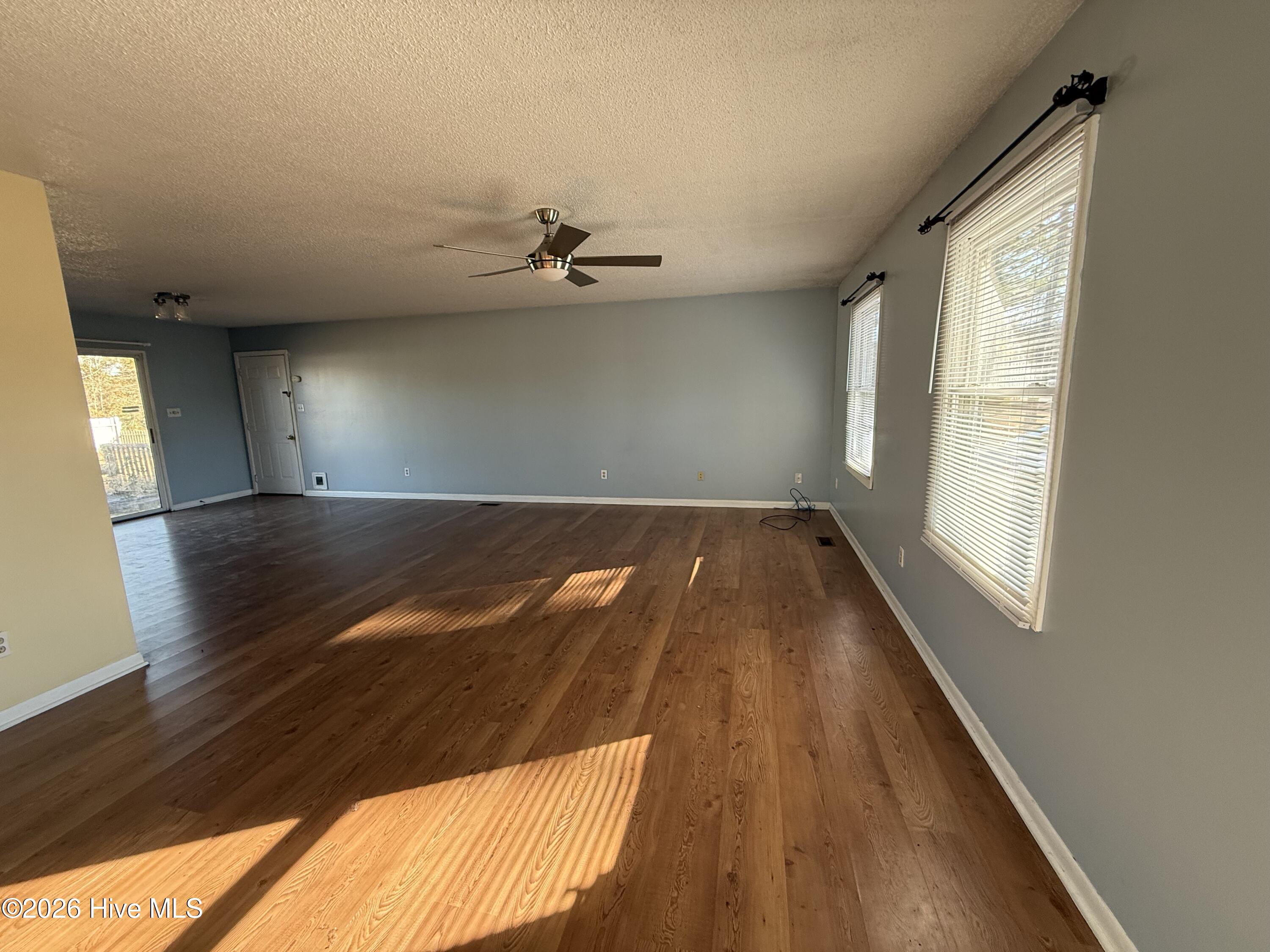 183 Cottontail Run Newport, NC 28570 - Photo 2 of 12 Living Room