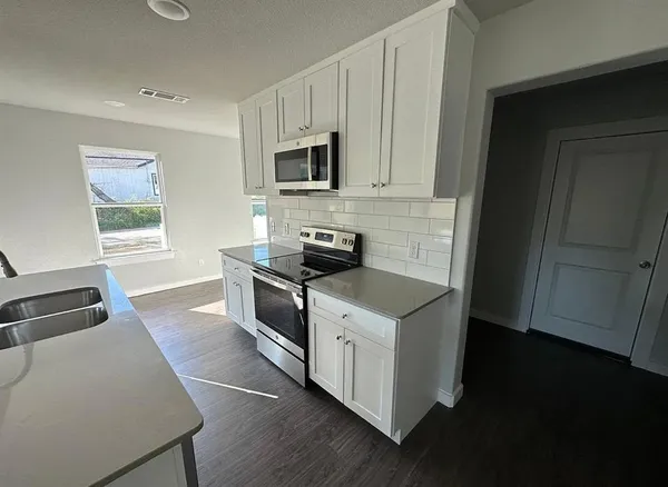 $1,850 | 1700 East Powell Avenue, Fort Worth, TX 76104