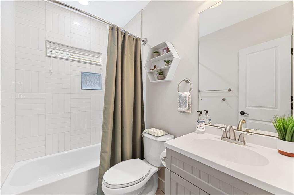 221 Laurel Avenue Southwest Atlanta, GA 30314 - Photo 4 of 29 a bathroom with a sink a toilet and a bathtub