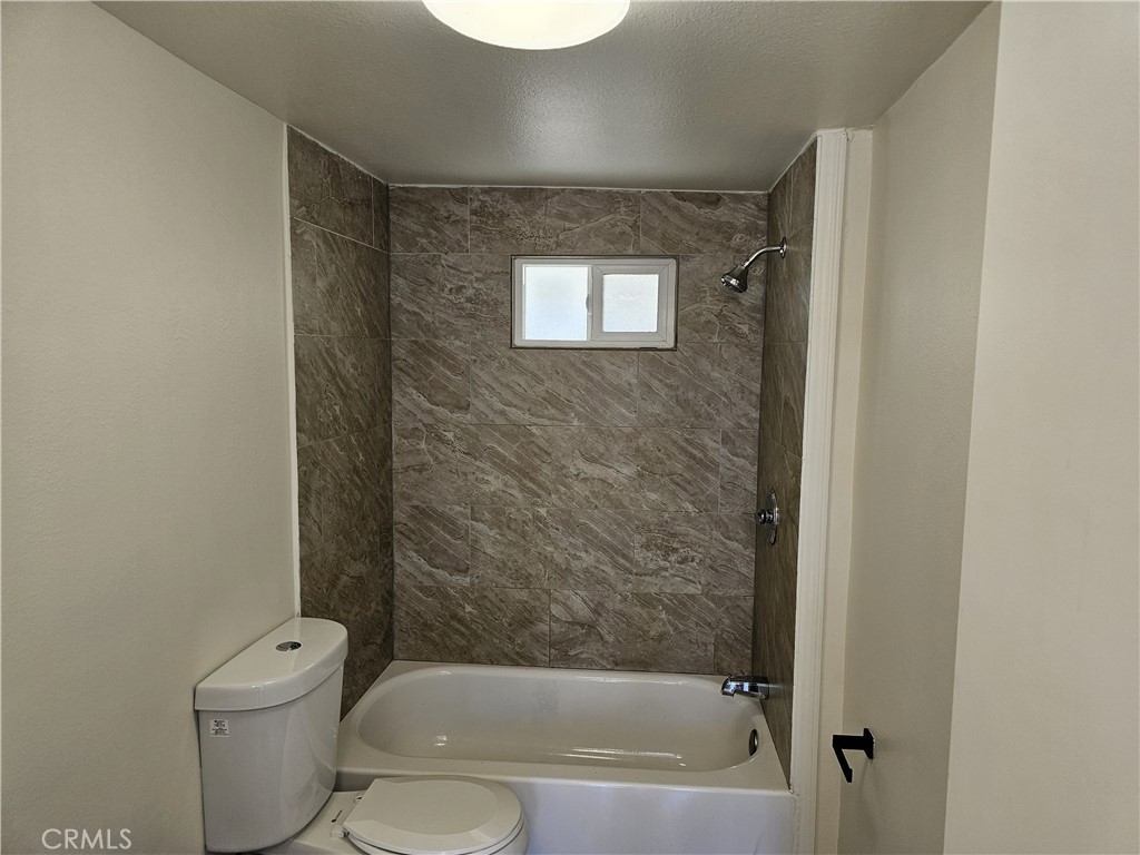 22775 Raymond Road Perris, CA 92570 - Photo 17 of 23 a bathroom with a toilet a sink and bath tub