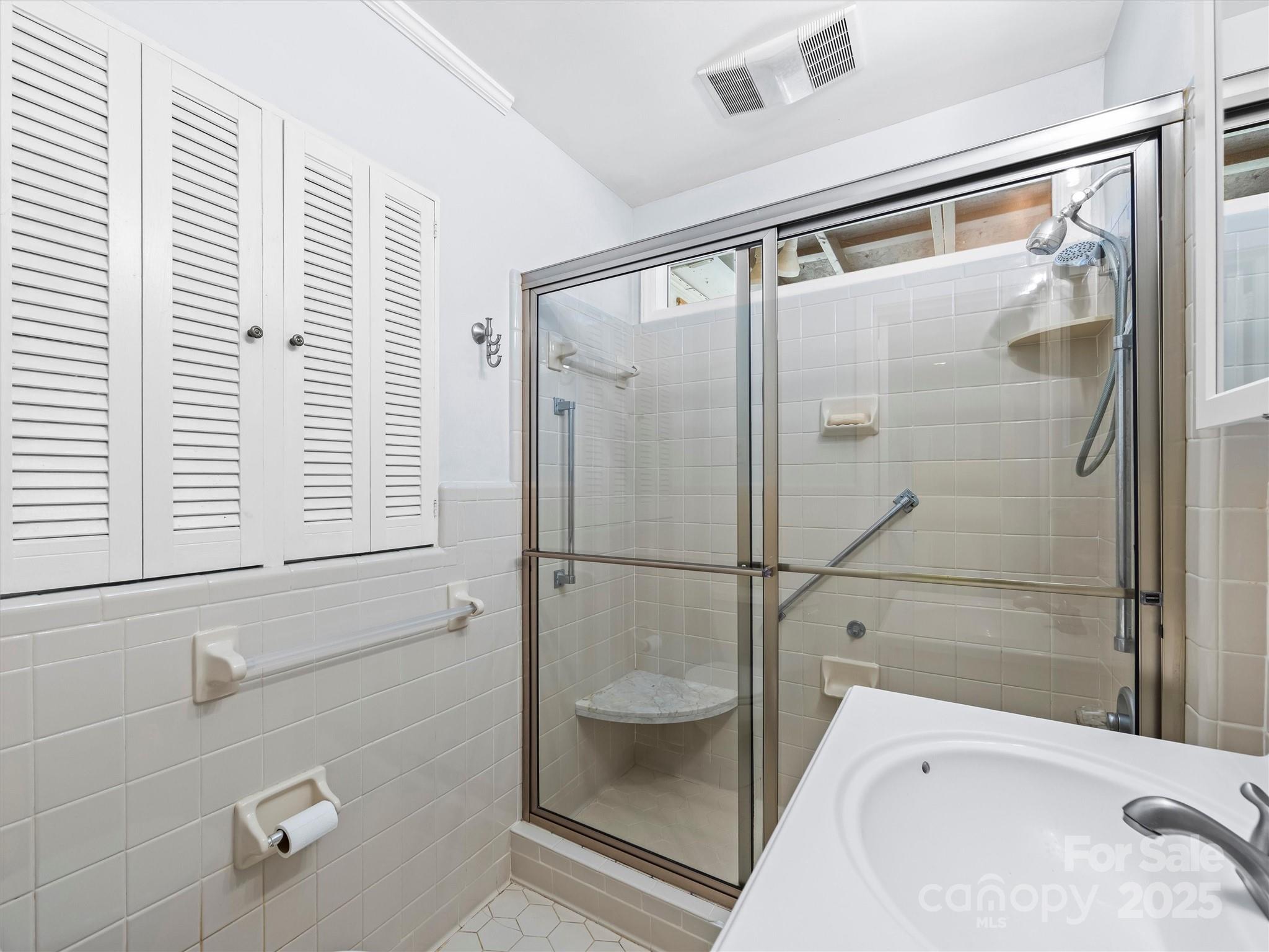 9 Hilltop Road Asheville, NC 28803 - Photo 21 of 34 a bathroom with a shower and a bathtub