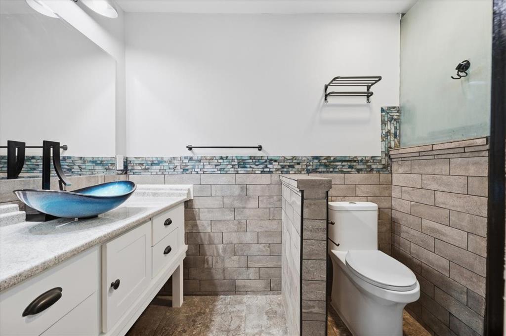 1206 Oakbluff Drive Lancaster, TX 75146 - Photo 18 of 24 Master Bathroom