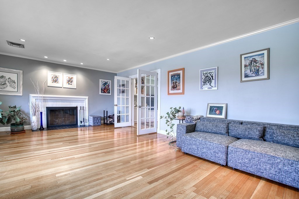 140 Rangeley Road Brookline, MA 02467 - Photo 4 of 33