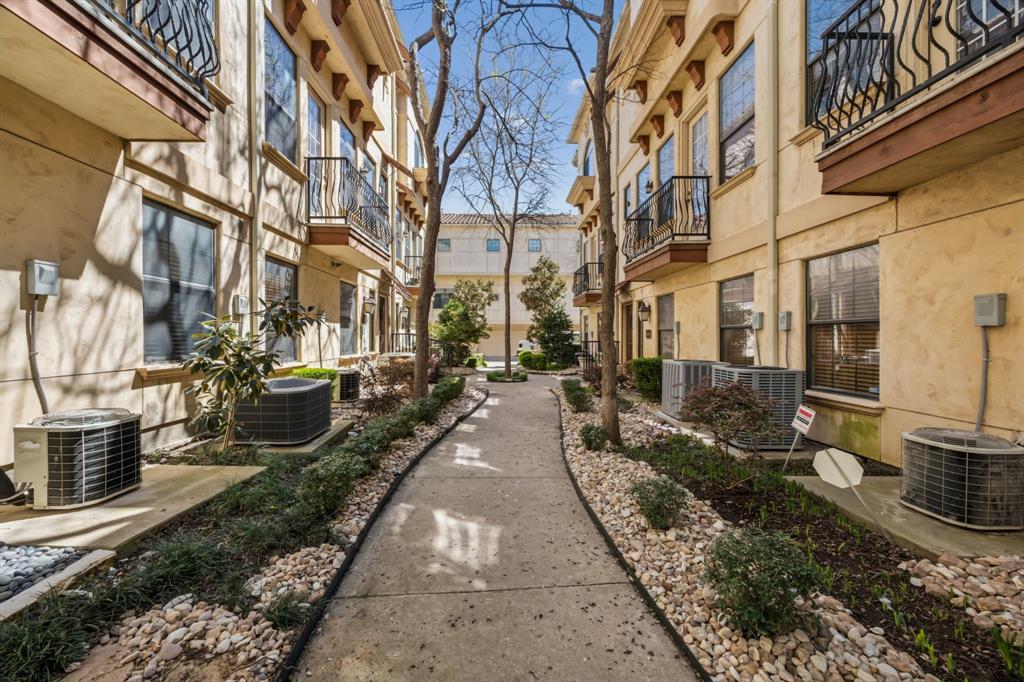 1012 Pavillion Street Dallas, TX 75204 - Photo 30 of 30 Community courtyard.