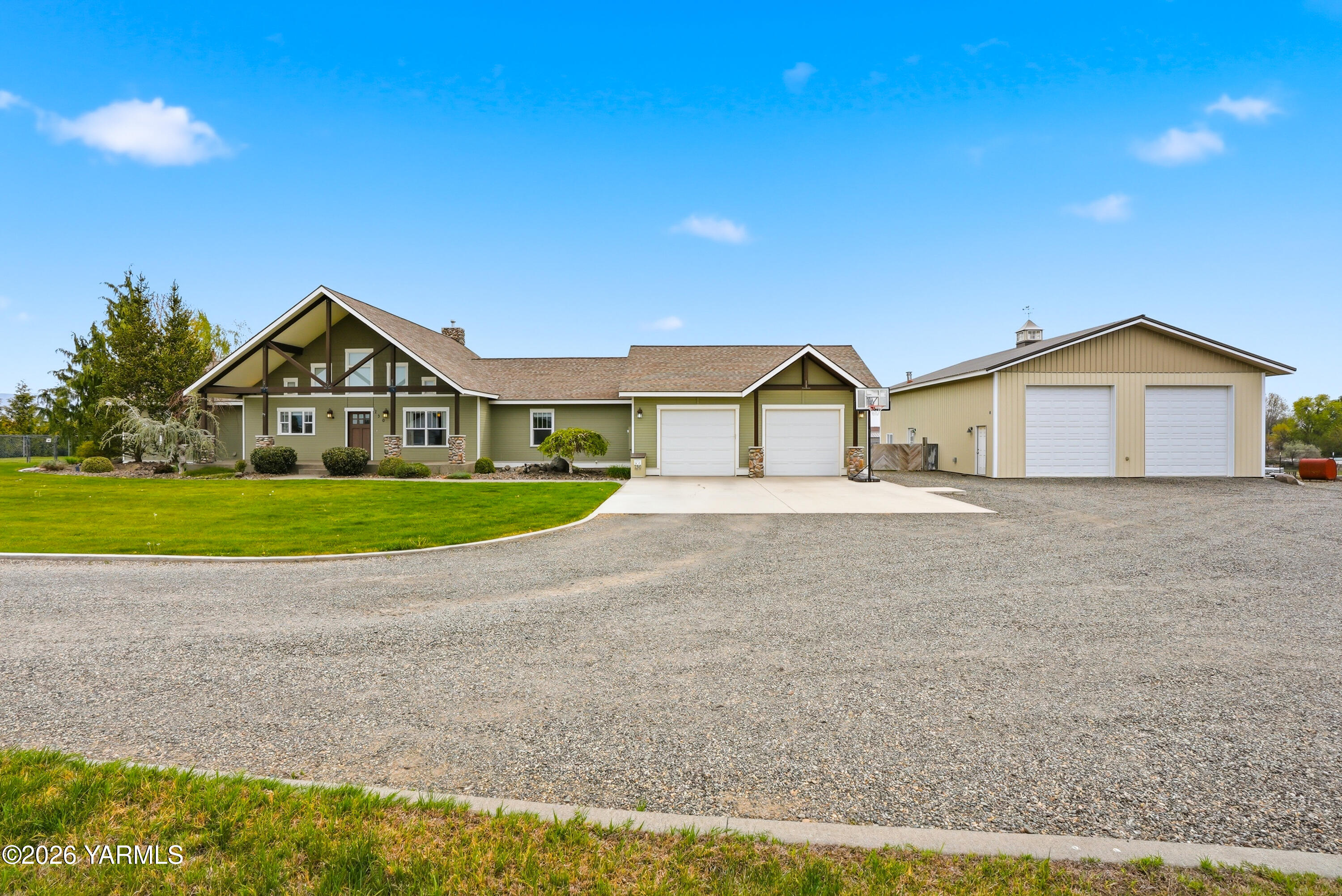 230 Albro Road Sunnyside, WA 98944 - Photo 4 of 49 a house with garden in front of it