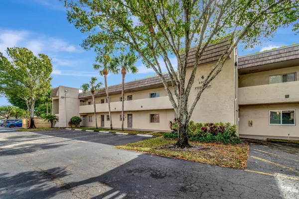 $2,400 | 2900 Fiore Way, Unit 203, Delray Beach, FL 33445