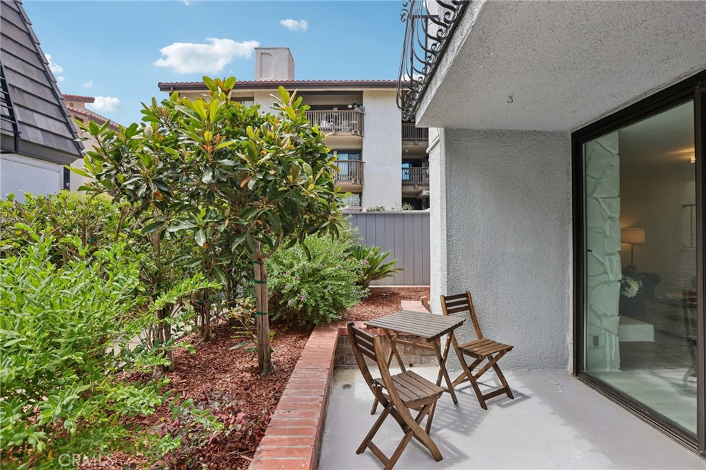 8105 Redlands Street, Unit 107 Playa del Rey, CA 90293 - Photo 11 of 38 Gallery Image 11