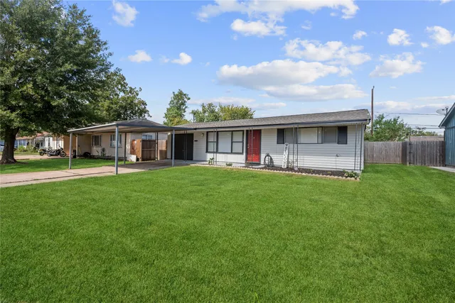 a view of an house that has garden
