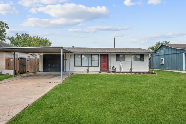 a view of a back yard