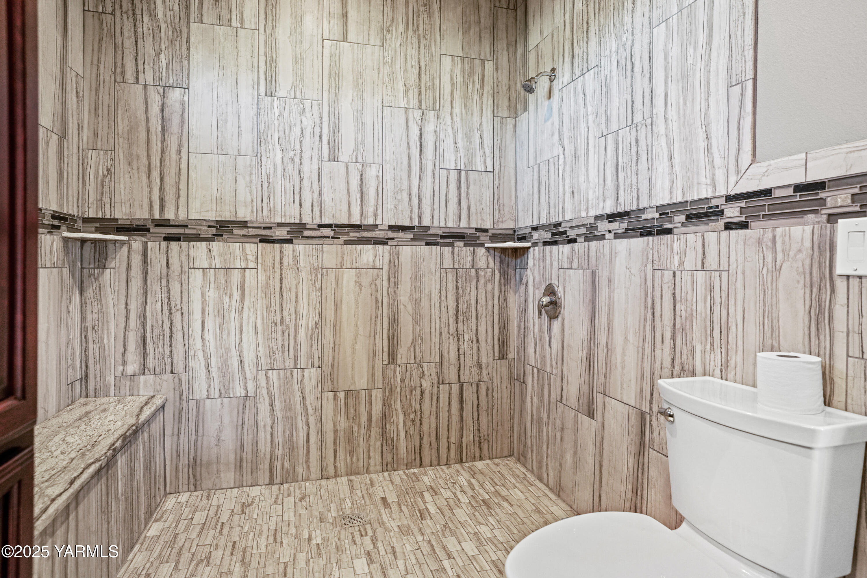 10002 North Wamba Road Prosser, WA 99350 - Photo 22 of 40 a bathroom with a toilet and a bathtub