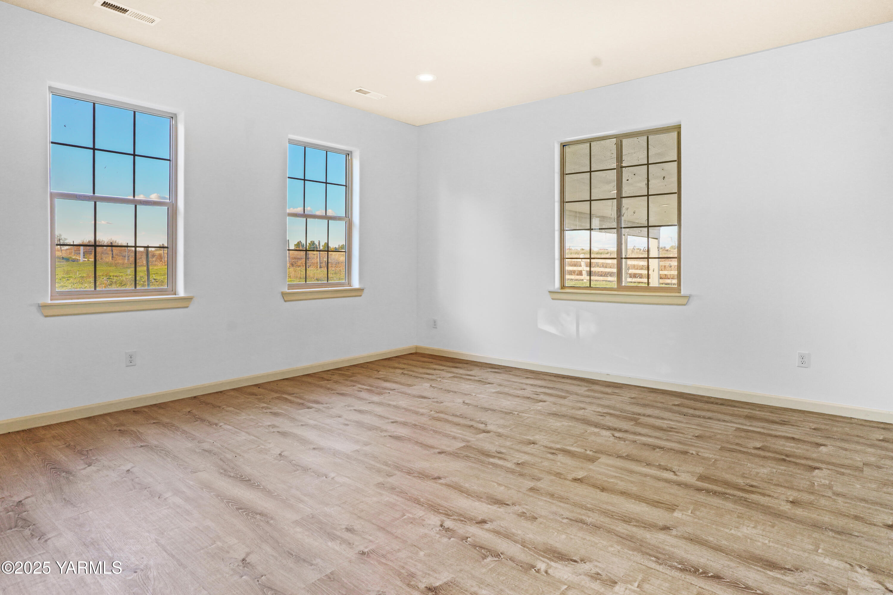 10002 North Wamba Road Prosser, WA 99350 - Photo 23 of 40 an empty room with windows