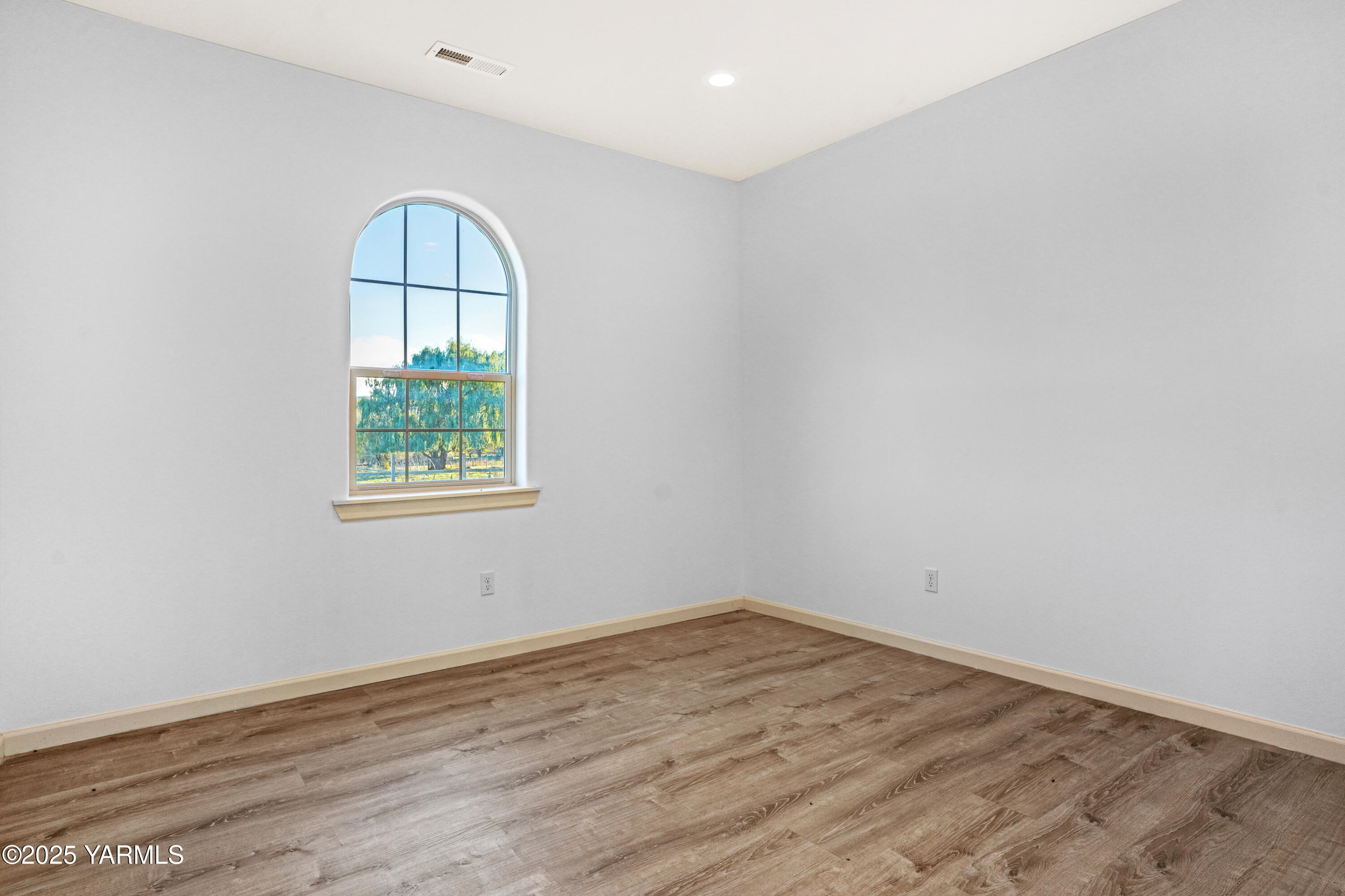 10002 North Wamba Road Prosser, WA 99350 - Photo 27 of 40 an empty room with wooden floor and windows