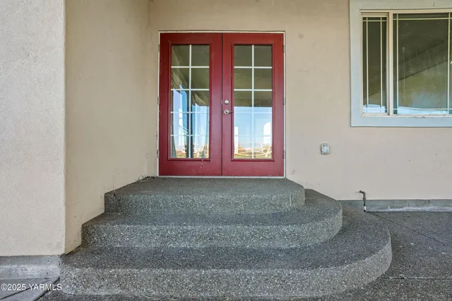 a view of a house with backyard