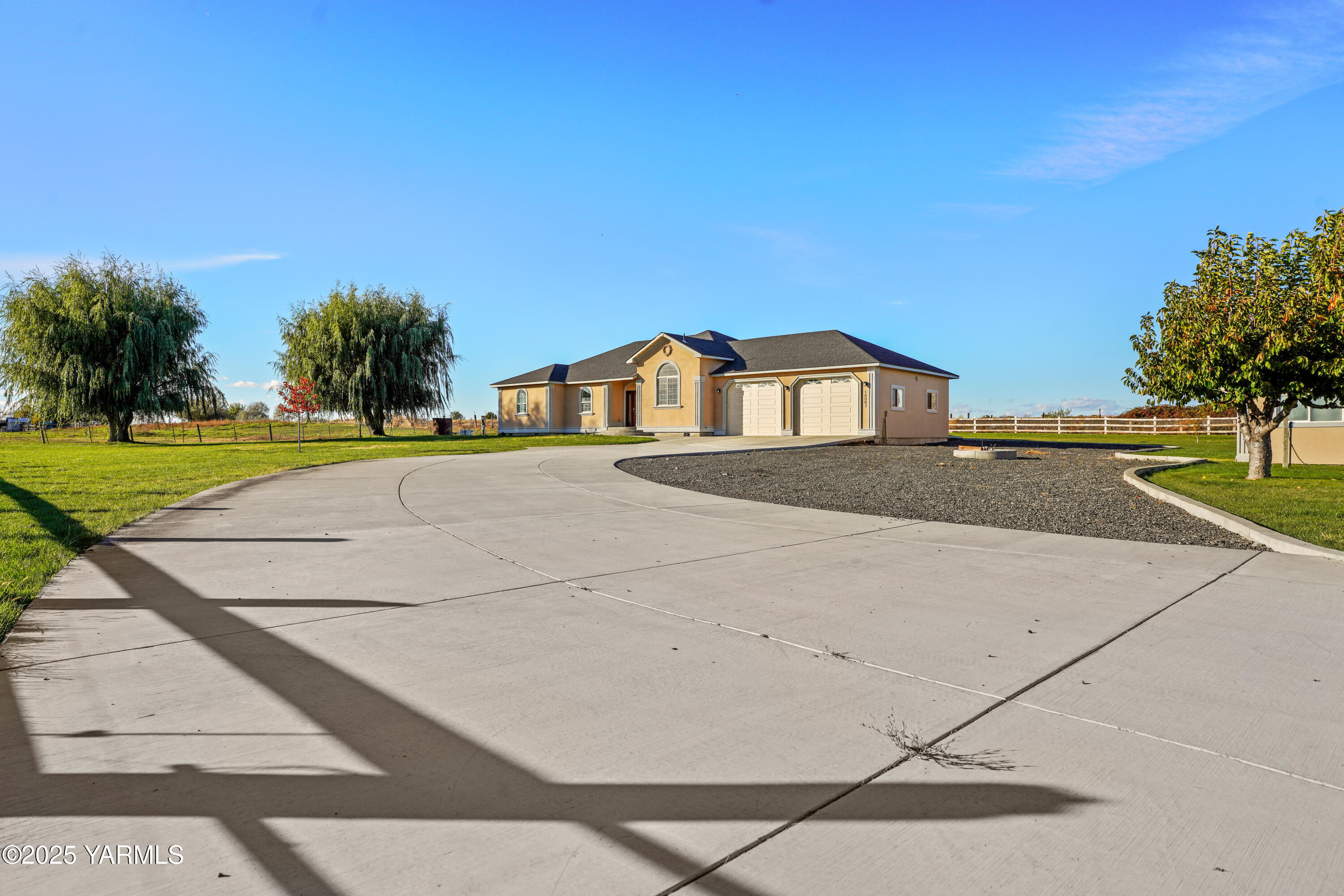 10002 North Wamba Road Prosser, WA 99350 - Photo 3 of 40 a view of an outdoor space with swimming pool