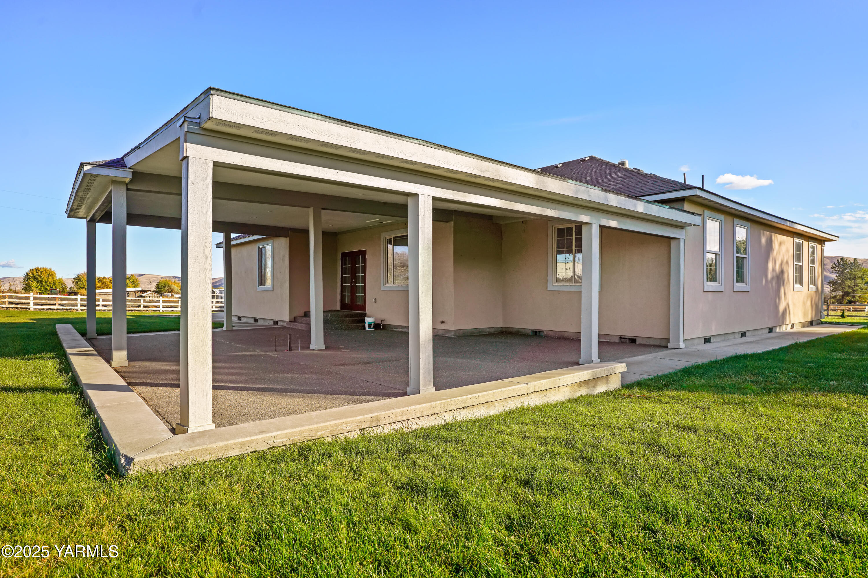 10002 North Wamba Road Prosser, WA 99350 - Photo 31 of 40 a view of a house with backyard